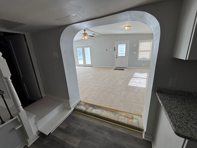 Vista a la sala familiar/comedor desde la cocina. - 210 Boston Dr