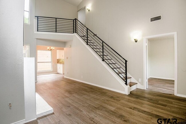 Photo - 5811 Hollytree Dr