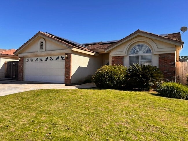 Photo - North West Bakersfield Home for Rent with Pool!