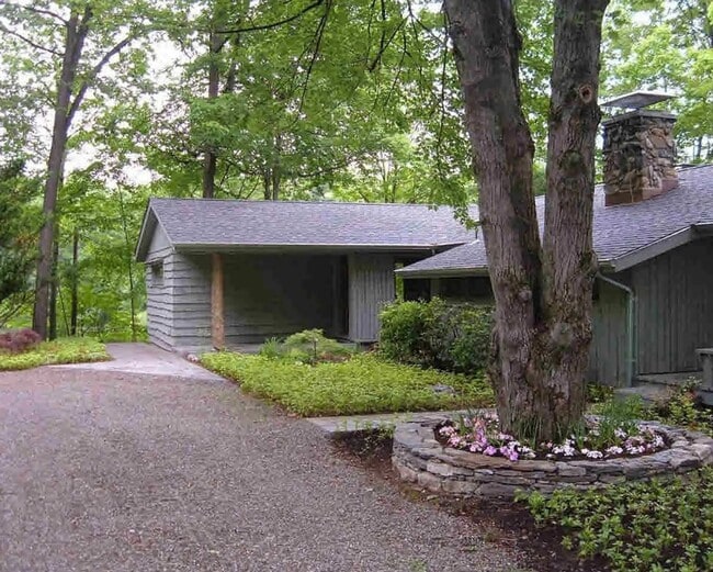 Building Photo - 272 Drake Rental