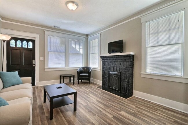 Photo - Large 2BR/1BA Downtown House Steps From Daffin Park