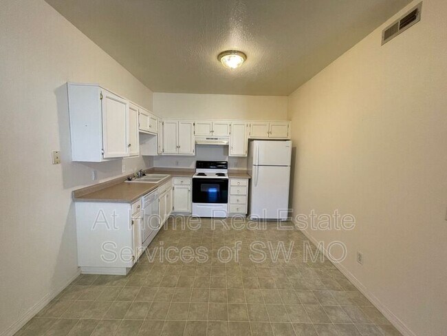 Photo - 209 E Robberson St Unit C