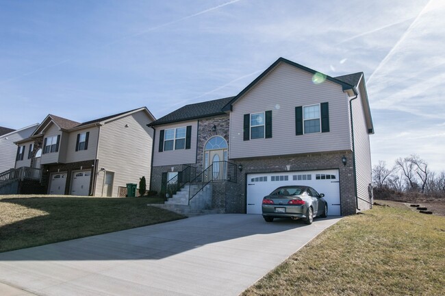 Building Photo - Pet Friendly Four Bedroom with Basement! Rental