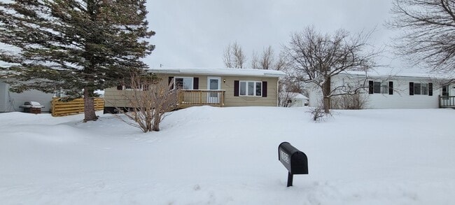 Building Photo - Spacious 4 Bedroom home