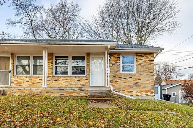 Building Photo - 310 NE Trilein Dr