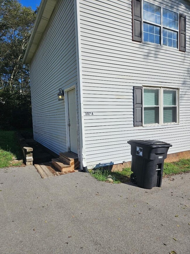 Photo - 307 Lee Dr