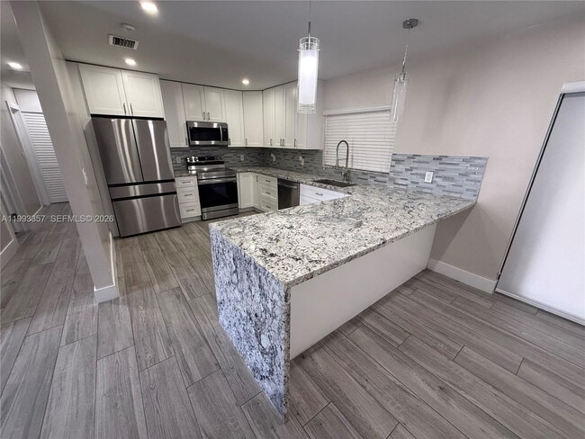 Photo - 1050 W 37th St