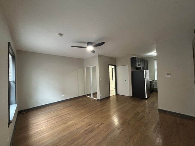 Building Photo - 722 W Barry Ave Unit 724-1S