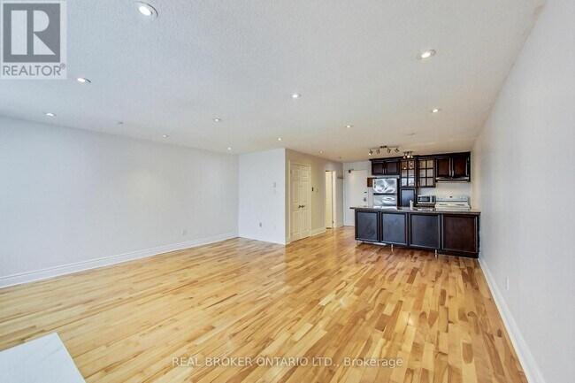 Photo - 1011 Dufferin St