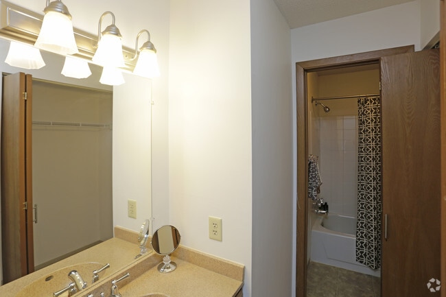 2BR, 2BA, Model - 1,100 SF