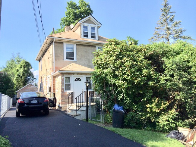 Building Photo - 147 Astor Ave