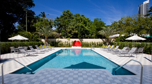 Sunny Pool Deck, Sculpture - 1550 Brickell Ave Apartments