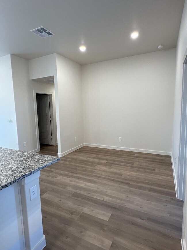 Photo - 2513 Kenwood Ave