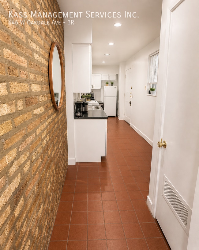Photo - 646 W Oakdale Ave Unit 3R