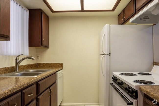 2BR, 2BA - 1000 SF