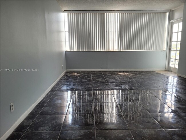 Photo - 2025 NE 164th St Unidad 819 Rental