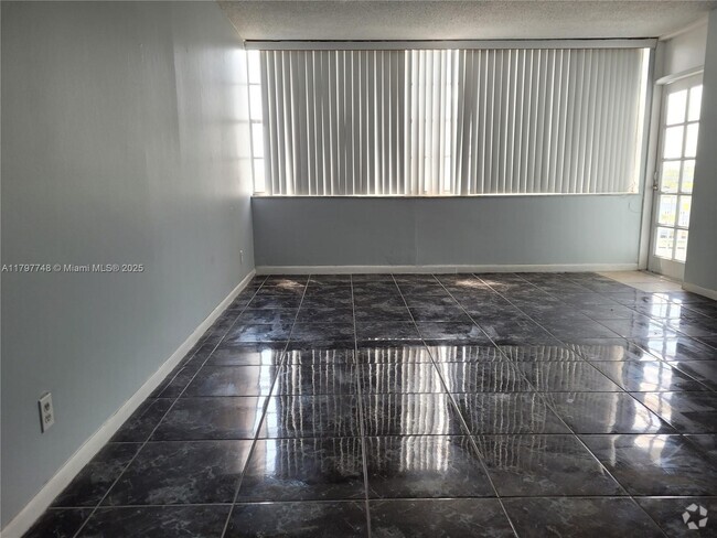 Building Photo - 2025 NE 164th St Unit 819 Rental