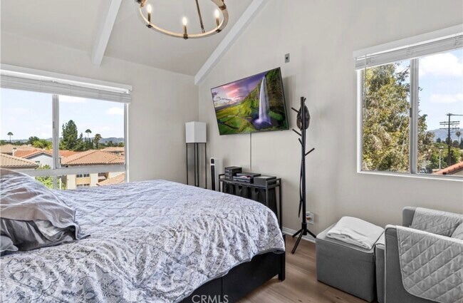20253 Keswick St Unidad 323