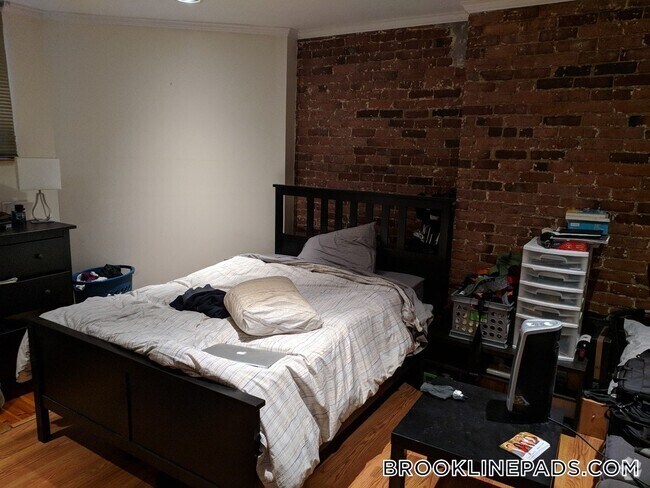 Building Photo - 1689 Beacon St Rental