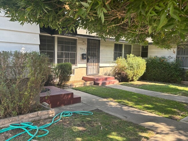 Photo - Ontario, 2008-2012 Unit 2010