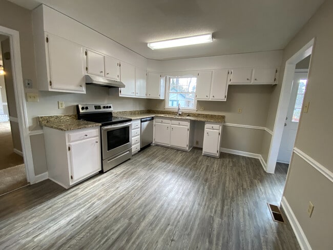 Photo - Room in House on Woods Ream Dr