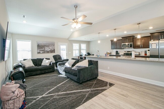 Photo - 220 King Rd
