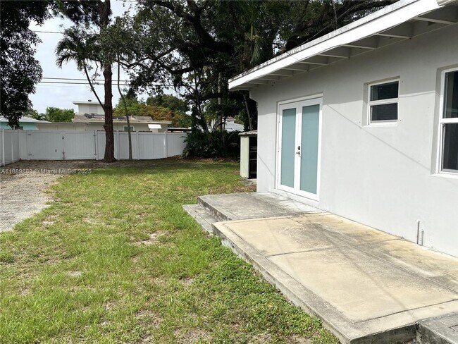 Photo - 812 SW 16th Ct Unit B Rear