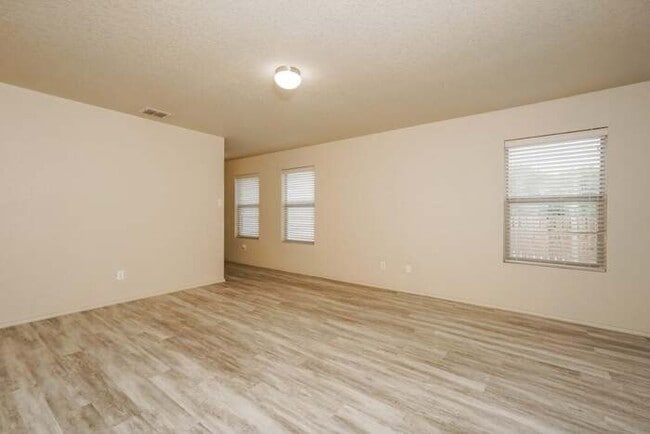 Photo - 5615 Degan Way