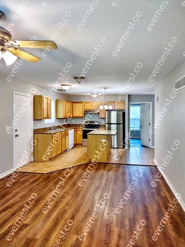 Photo - 4900 E 39th St