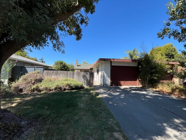 Building Photo - 3 Bedroom Home near West Manor Park