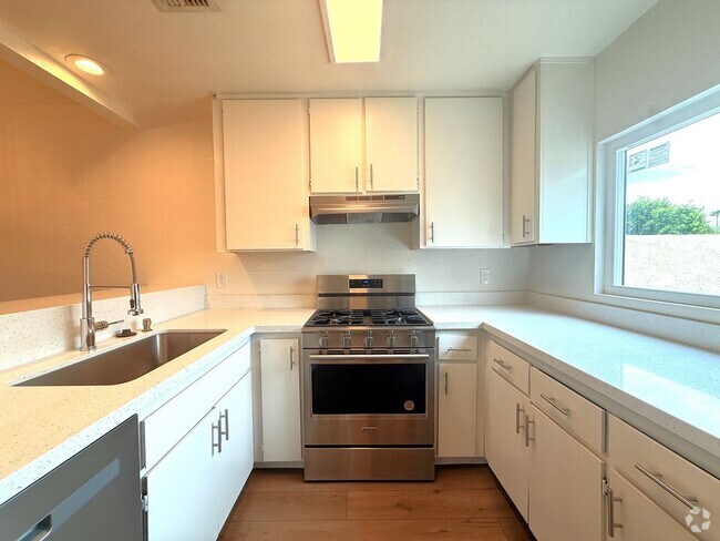 Building Photo - AVAILBLE NOW!!! Updated 2 Bedroom 2 Bathro... Rental