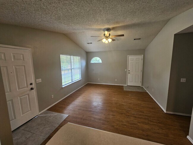 Photo - Nice 3 bedroom 2 bath home with fenced in ...