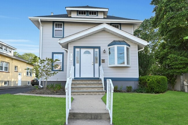 Building Photo - 25 Marinus St