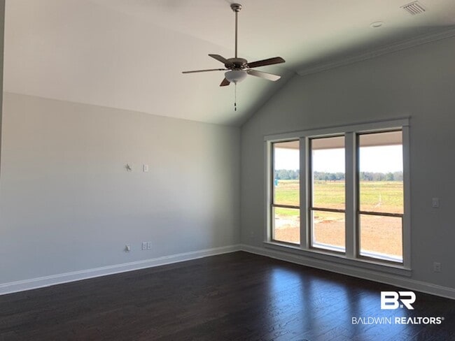 916 Charleston Loop