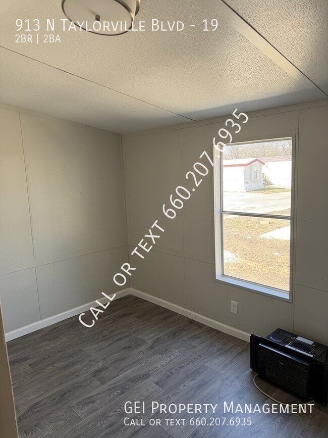 Photo - 913 N Taylorville Blvd