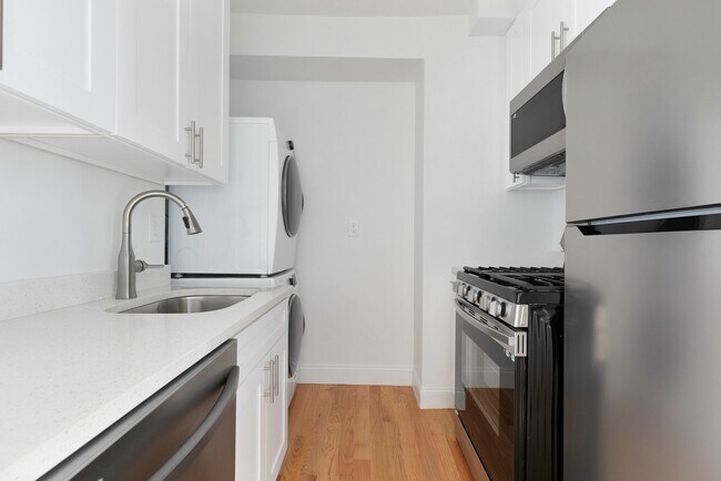 Photo - Nicely renovated 3 bed unit with in-unit l...