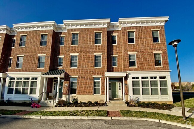 Building Photo - SIENA Place/PACKER PARK CORNER 4 Bedroom/2... Rental