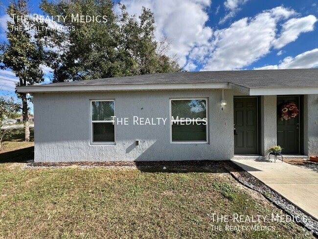 Building Photo - Charming 2 BD/2 BA Unit in Ocala!  END UNIT! Rental