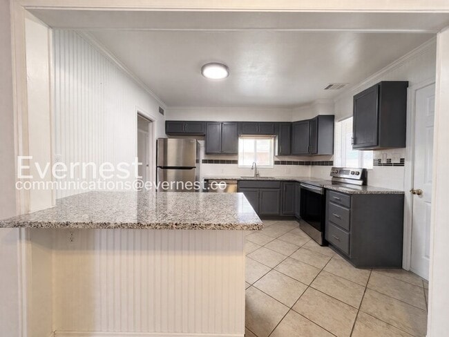 Photo - 756 Ursula St