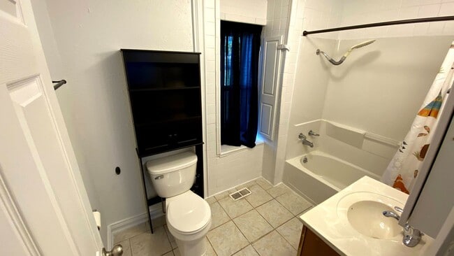 Photo - 3 Bedroom 1.5 Bath House Large 2 Car Detac...