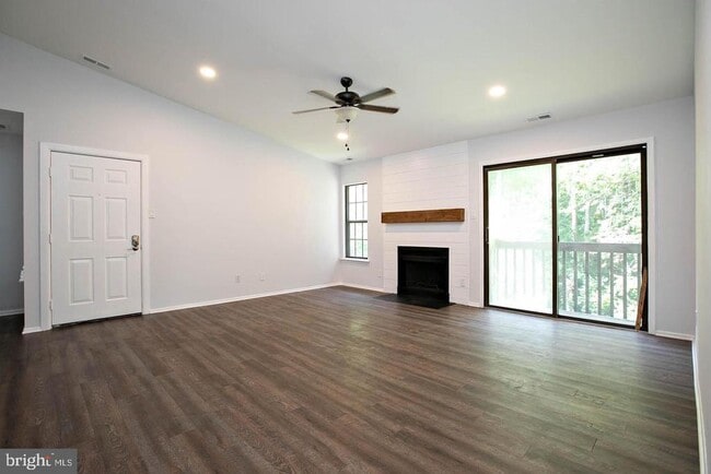 Photo - 428 Durham Ct