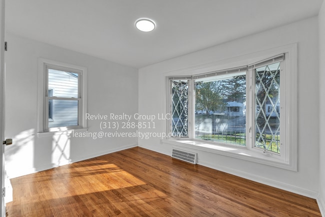 Photo - 4802 Niagara St