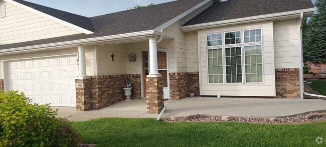 Building Photo - 1908 Sunny Springs Dr Rental