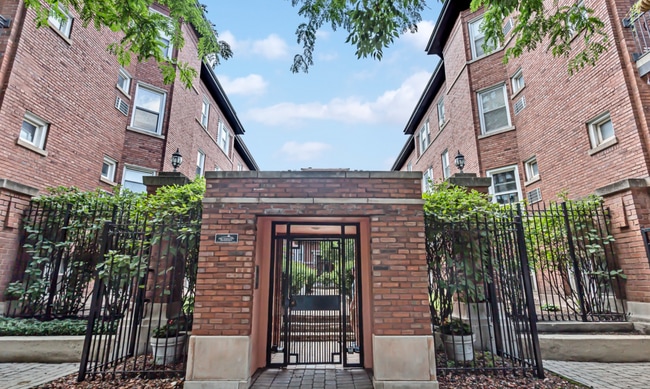Building Photo - 845 W Belle Plaine Ave Unit 1W