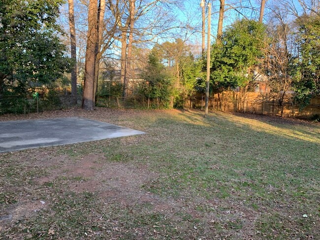 Gran patio trasero cercado con patio. - 3733 Blandwood Dr