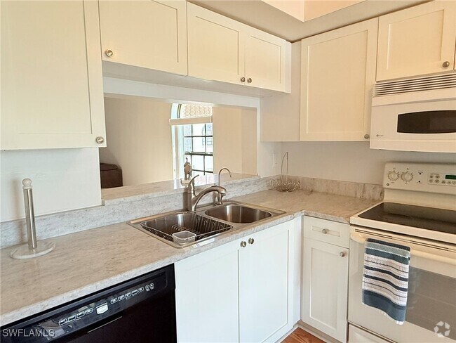 Building Photo - 212 Deerwood Cir Unit 6 Rental