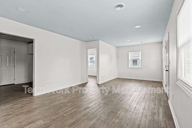Photo - 3015 Azalea Dr