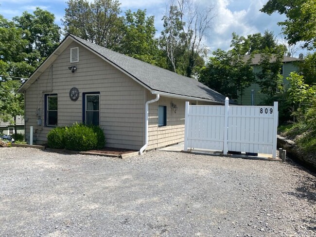 Student House, 8/1 academic lease (10 months) - Student House, 8/1 academic lease (10 months)