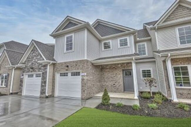 Building Photo - Beautiful LIKE NEW 3 Bed 2.5 Bath Townhome in Manchester!