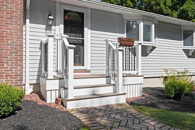 1093 Main St